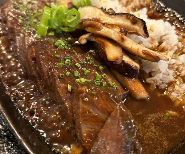 plato de carne en uno de los mejores restaurantes coreanos de barcelona, san kil